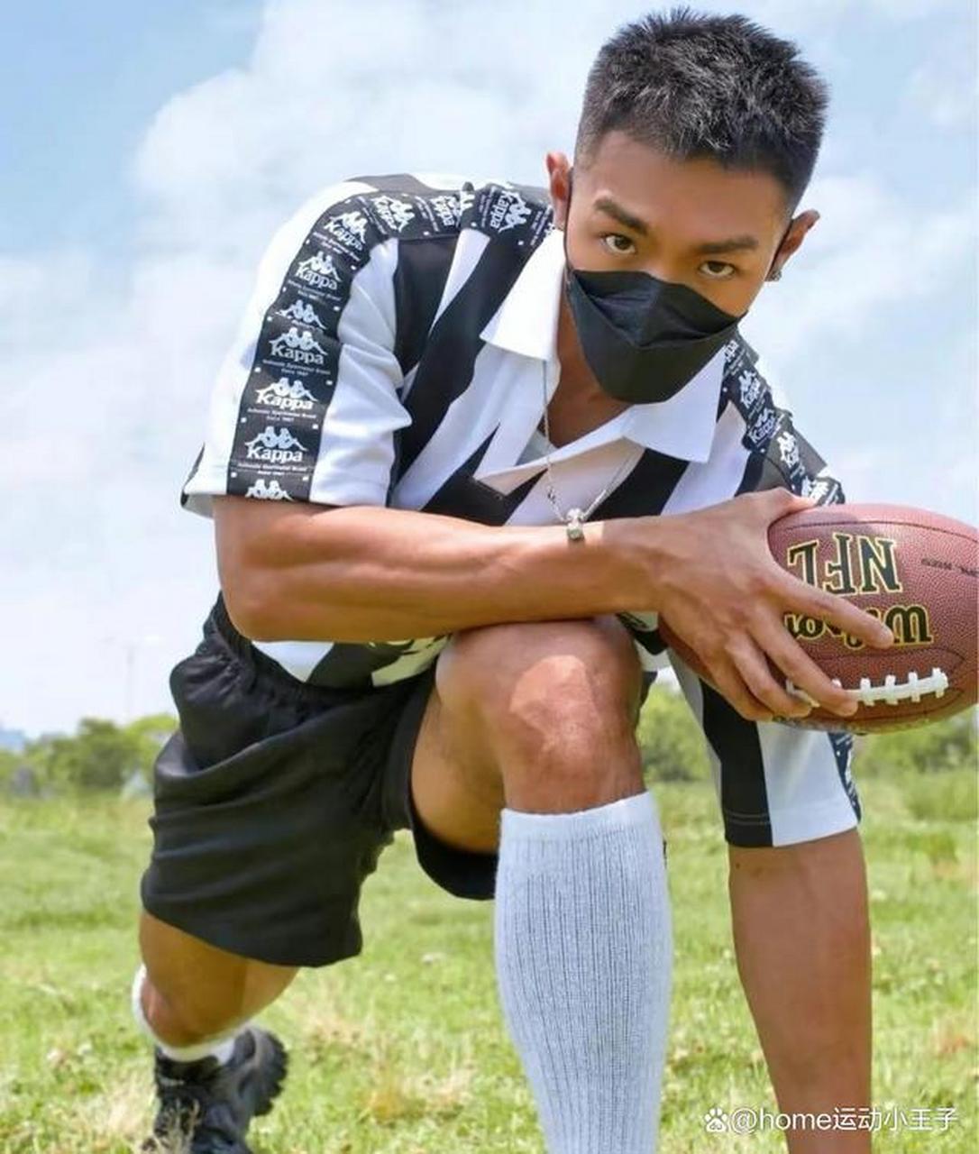 健壮的橄榄球男孩,简直不要太英俊 健壮的橄榄球男孩,简直不要太英俊