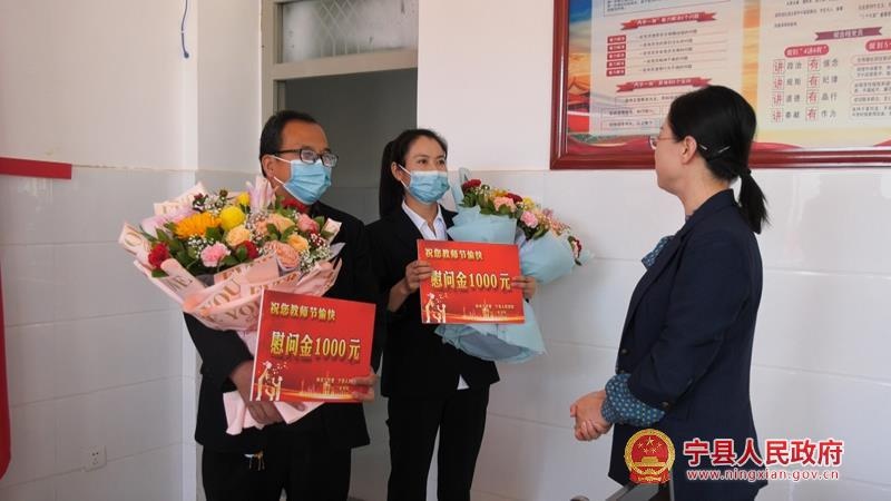 郭丽丽看望慰问优秀教师和困难教师