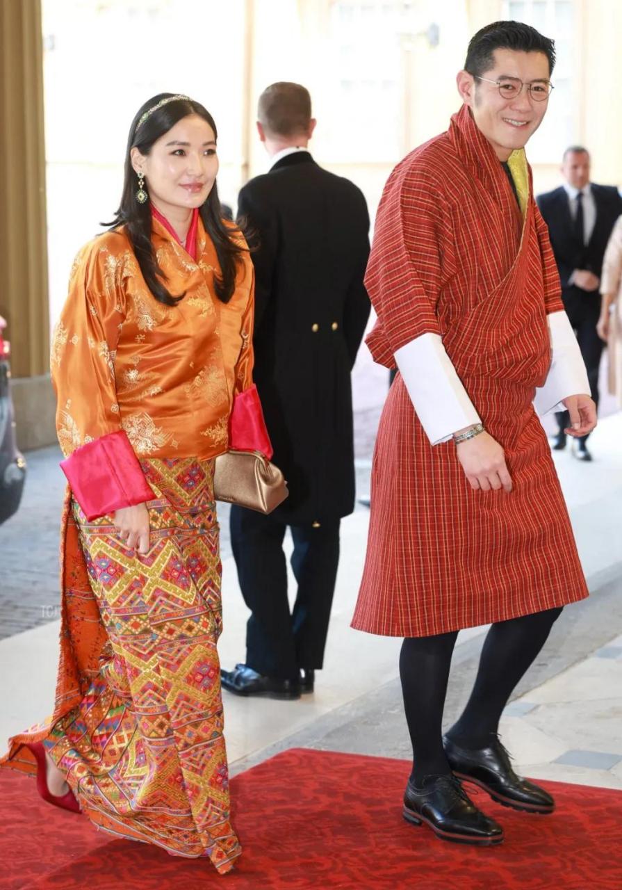 接上条,再来看一波昨晚英王室加冕前招待会的亚洲王室女性穿搭