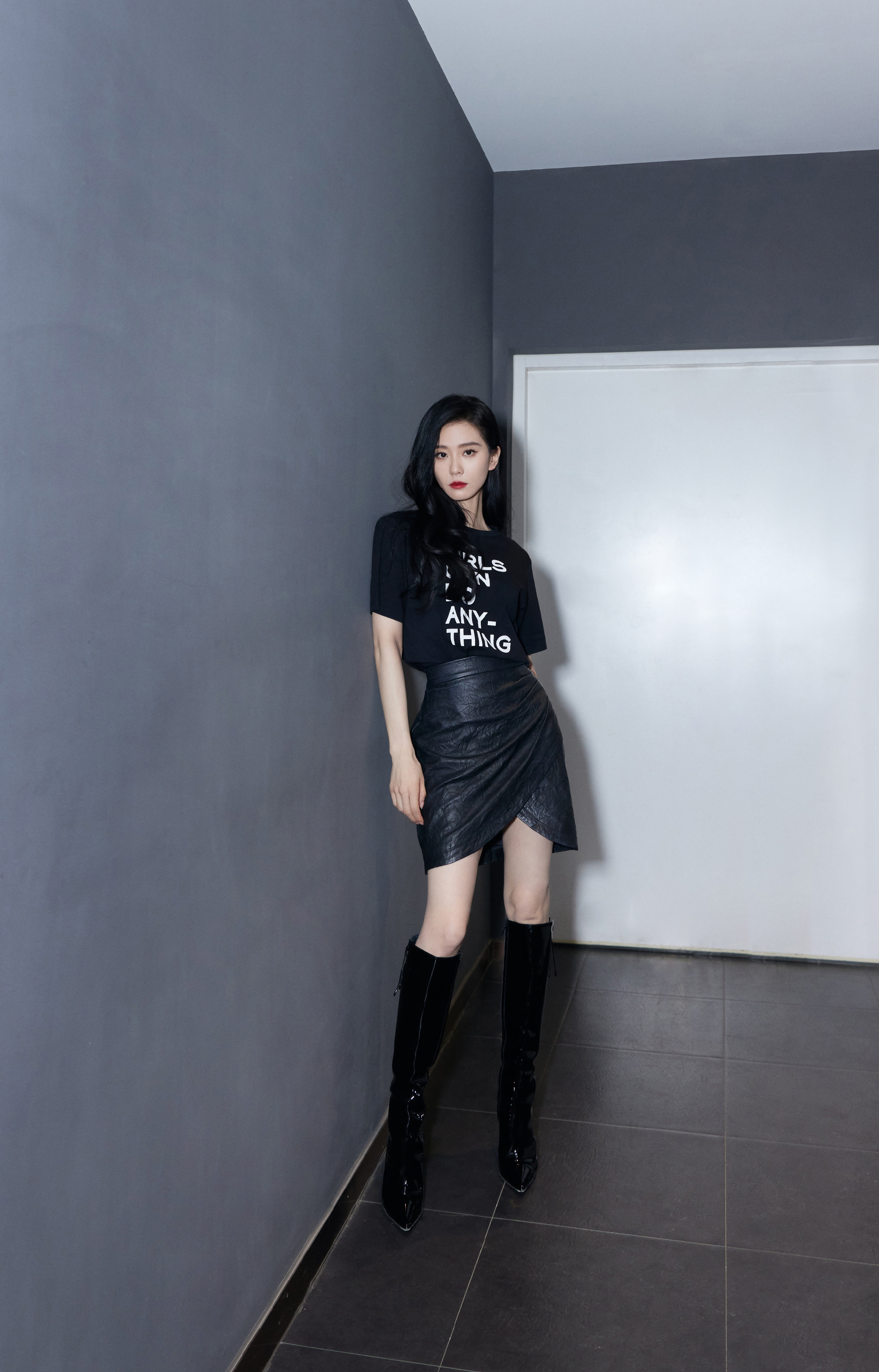 刘诗诗黑装美照曝光 t恤短裙长筒靴 展现纤细美腿 时尚魅力无法挡