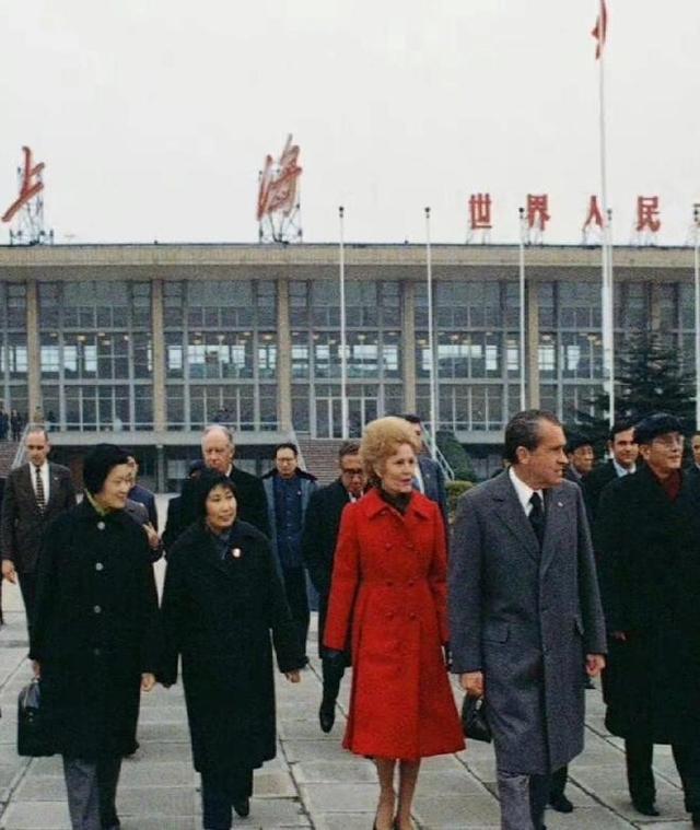1972年尼克松访华真实照片:三军仪仗队杀气腾腾,章含之陪同接待