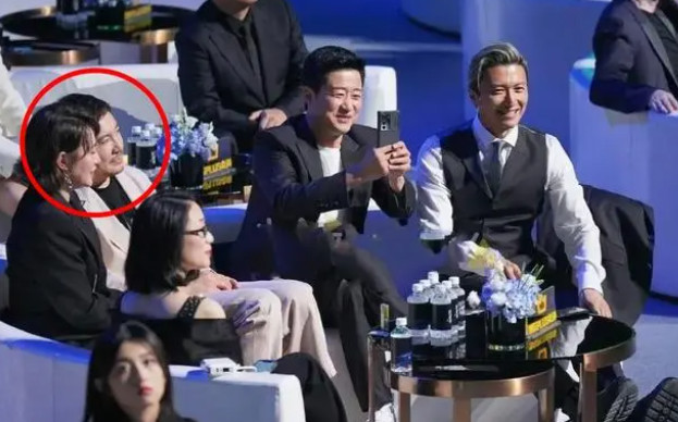 马丽疑似怀二胎,身材发福用手遮肚子,举手投足之间孕味十足