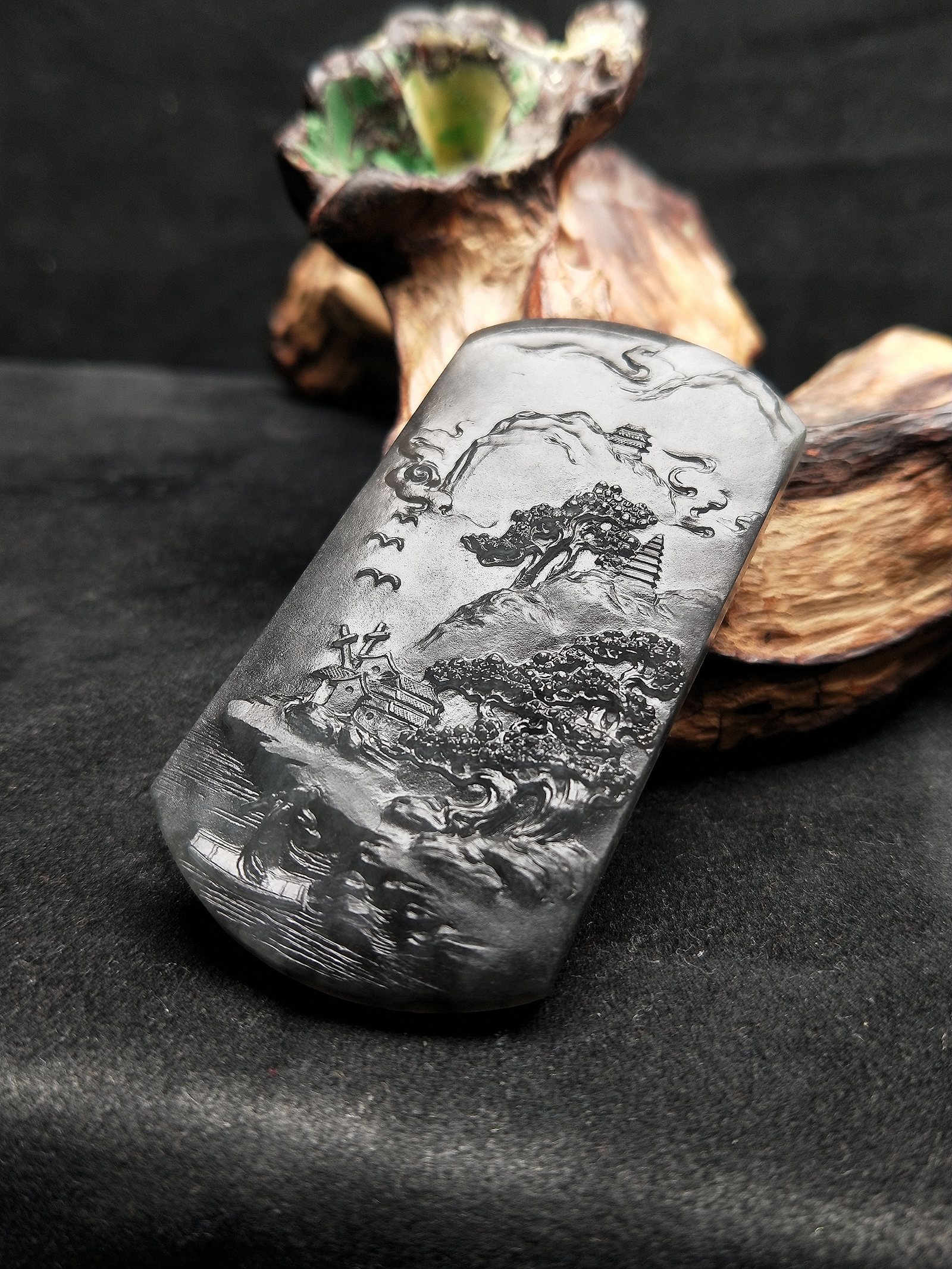 翡翠雕刻玛瑙底冰乌鸡山水牌