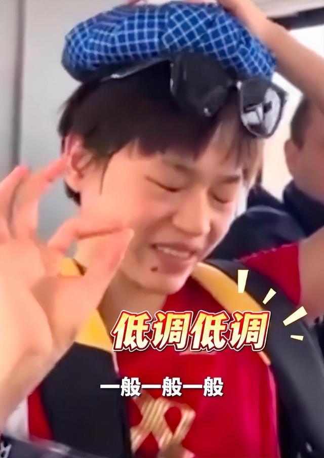 全红婵向外国友人展示金牌,再比"拿捏"手势称:咱们拿金牌就是用来炫耀