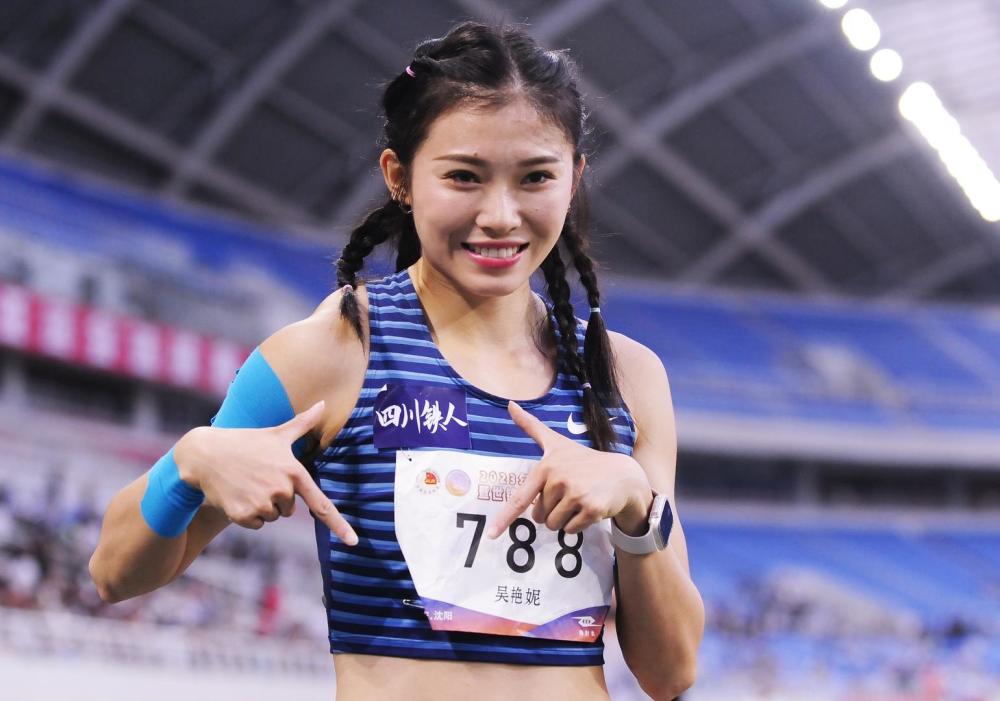 冠军对决德古拉专访_吴艳妮百米跨栏夺冠又美又飒