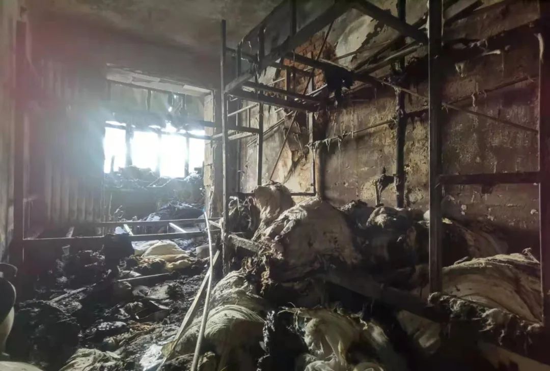 触目惊心!哈尔滨道外区凌晨一群租房起火 50平方米16个床位