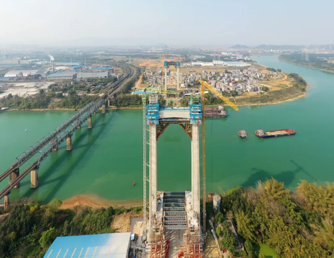 实拍!贵港这座在建"高颜值"大桥横跨郁江,贯通时间