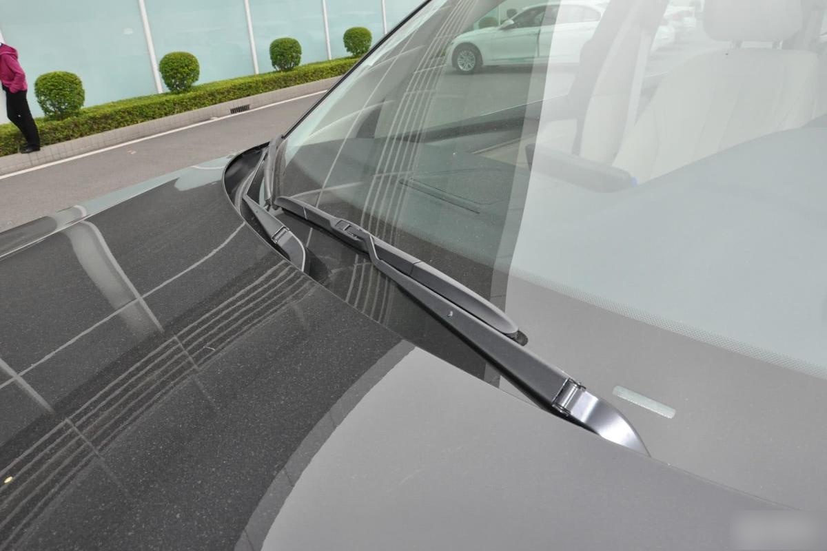 宝马x5雨刮拆除?