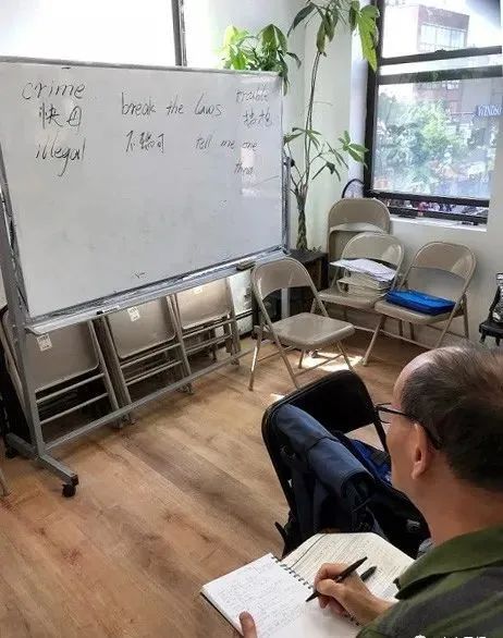 "含泪活着"的丁尚彪在美国公民考合格,看完泪如雨下!