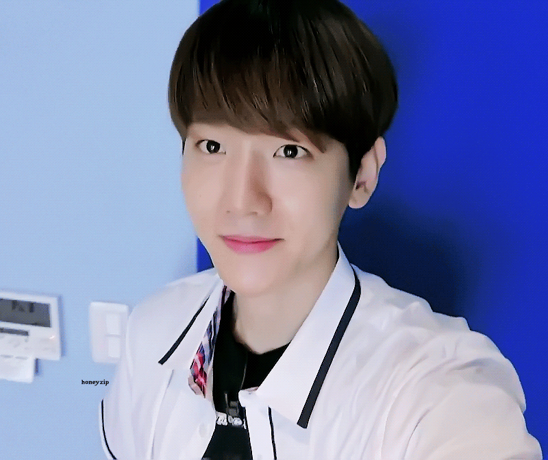 现在是2020年没错吧?穿上认哥校服秒变高中生的边伯贤