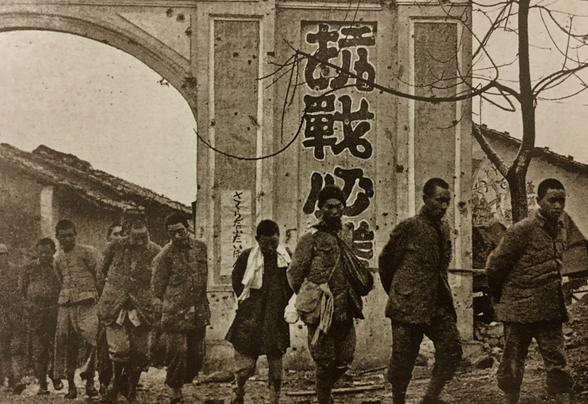 侵华日军"伪亲善"老照片:破绽百出,女孩眼神和表情说明一切