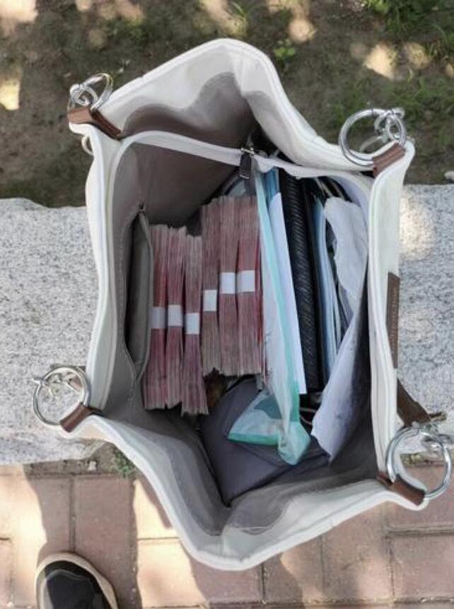 盘锦63岁环卫工捡6万现金如数归还