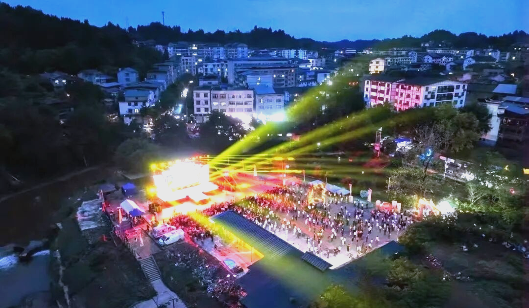 双江古镇的璀璨夜色与多元文化体验