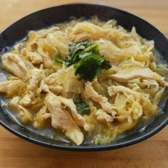 鸡丝酸菜粉,酸爽开胃,热乎乎,真舒服