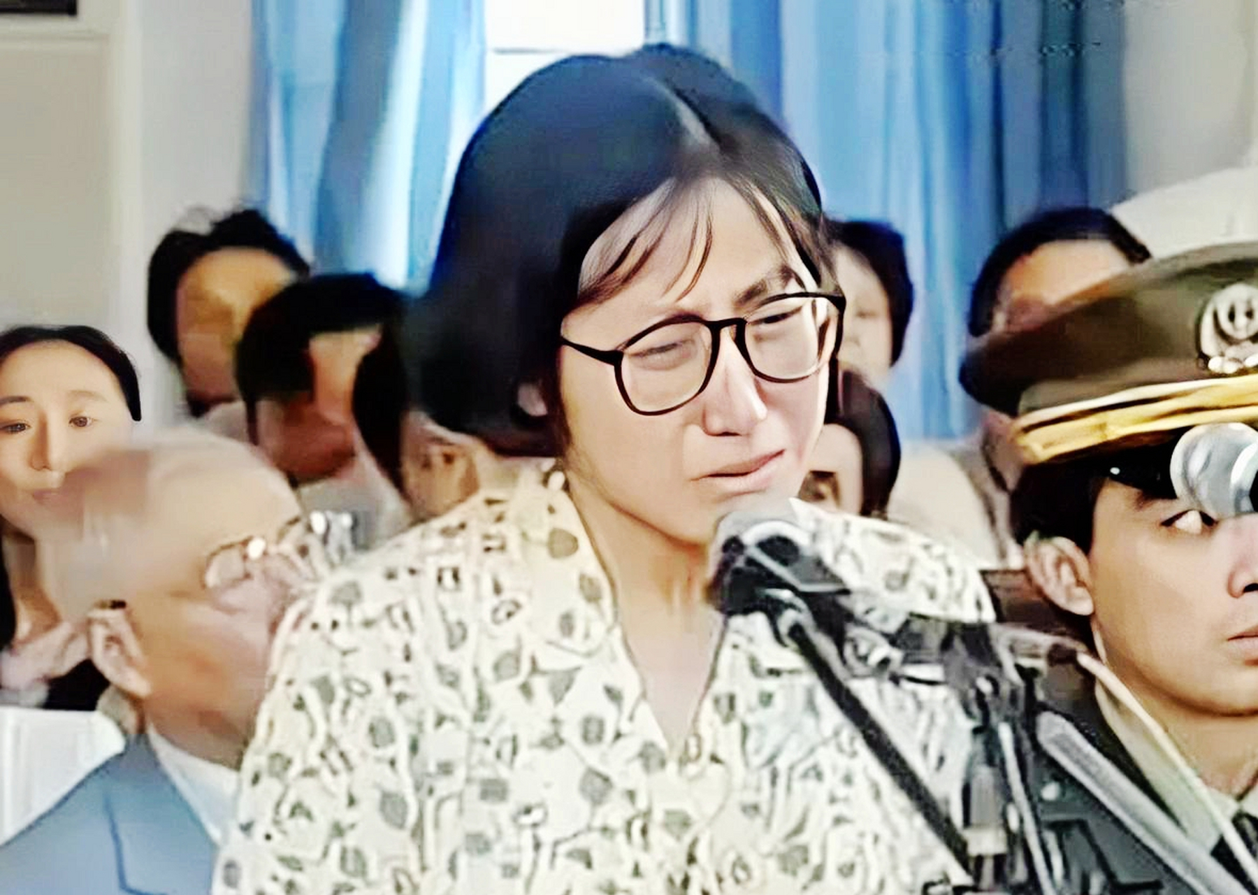 1996年,上海,杨玉霞在"硫酸毁容案"中公开受审的照片.