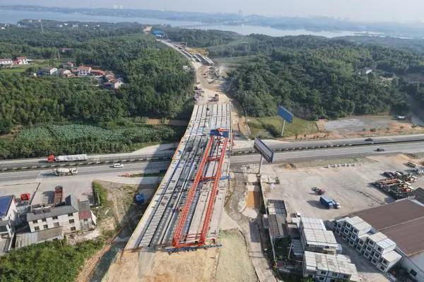 好消息!城陵矶高速高家大桥成功跨越107国道