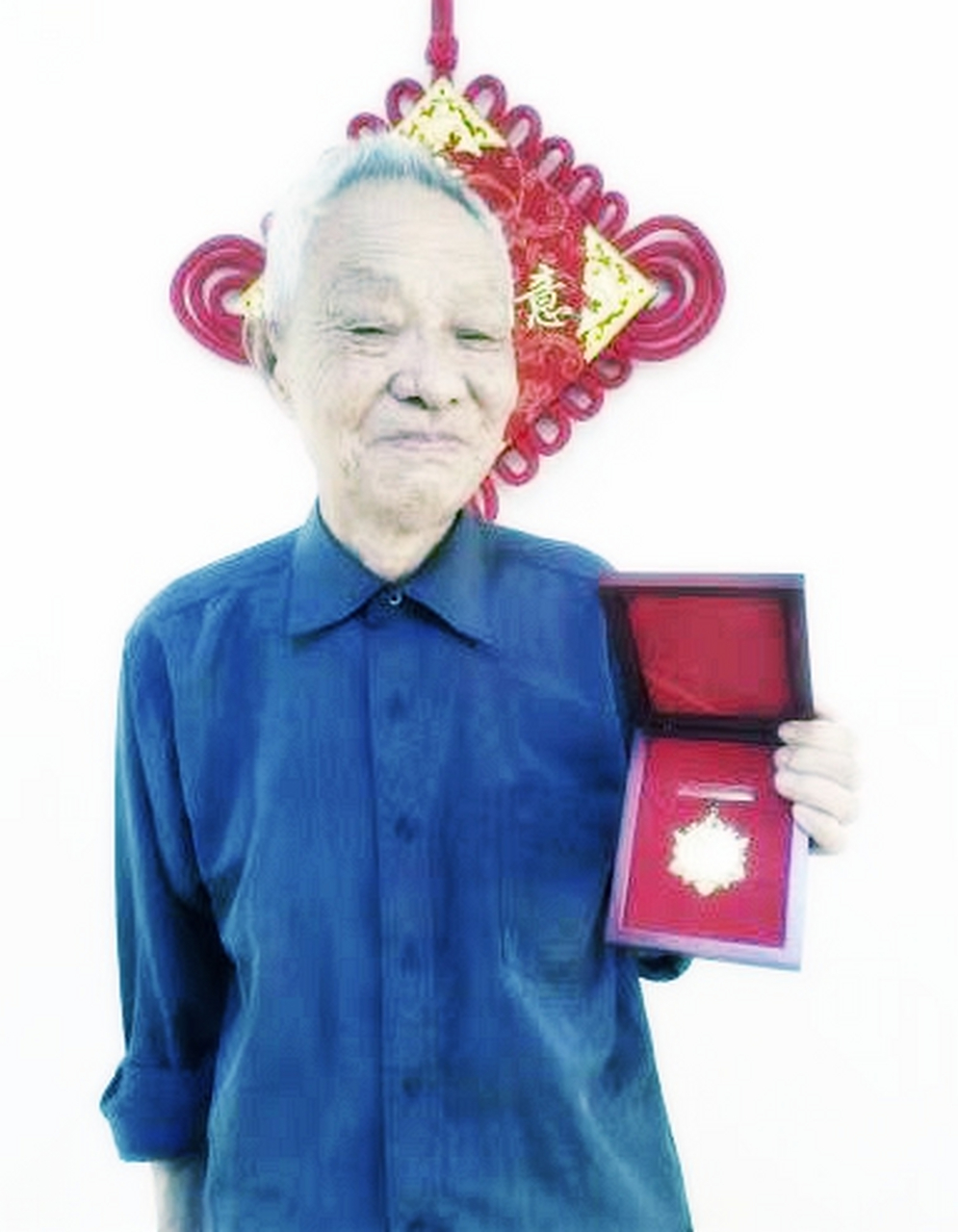 李福兴从没见过这种情况,吓得大叫一声,战友们闻言纷纷冲过去帮忙.