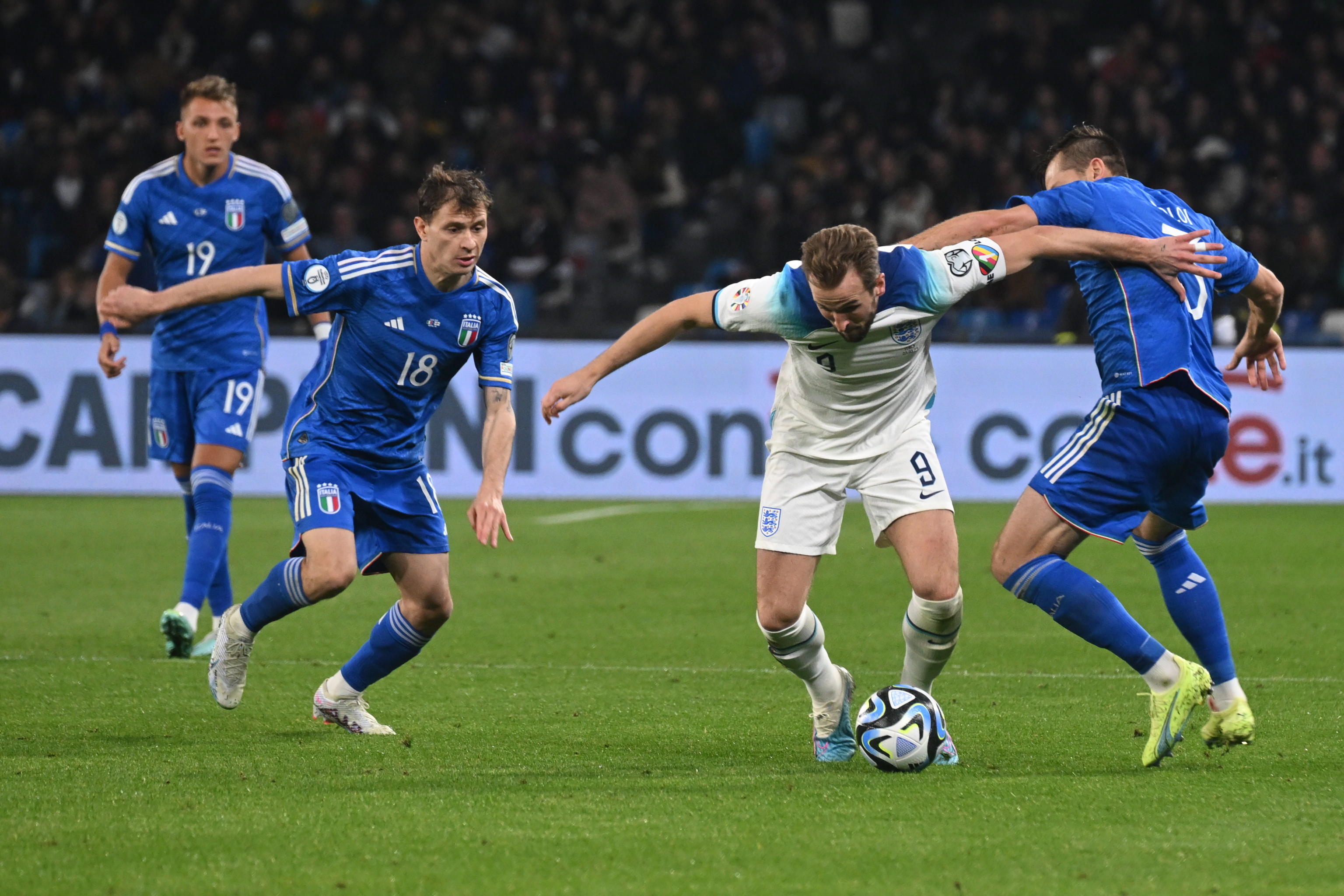 足球——欧锦赛预选赛:英格兰胜意大利