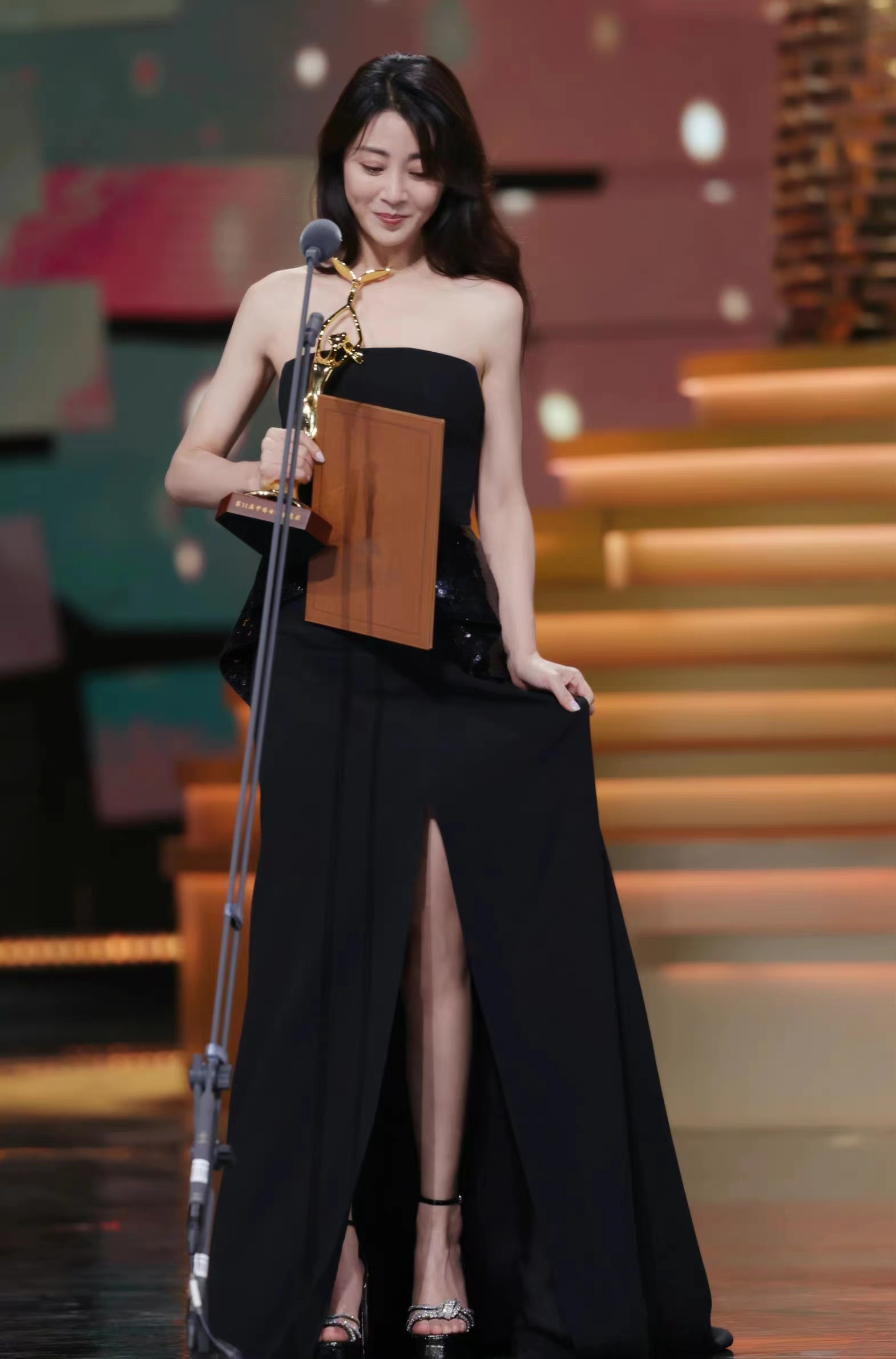 殷桃时隔16年再获金鹰奖,穿一身黑色长裙登台领奖,优雅出众!