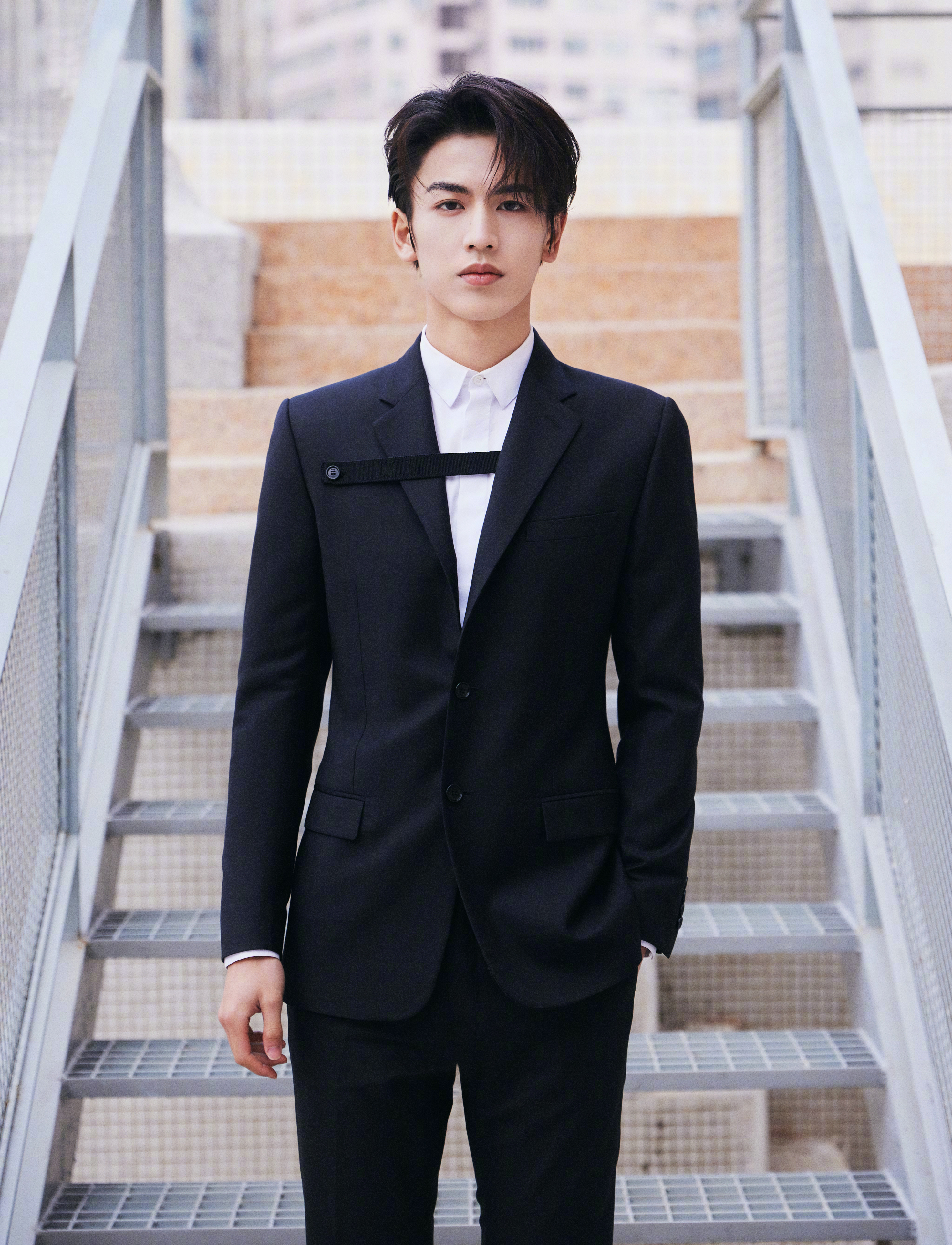 张凌赫出席dior2022冬季男装秀活动,上演黑色西装杀