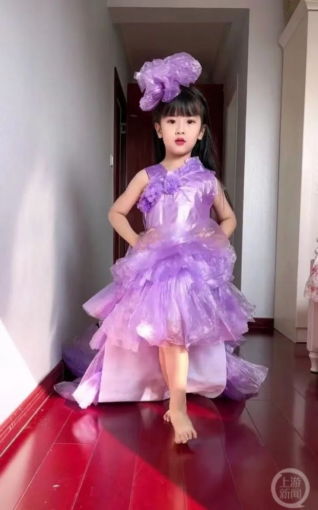 巴黎時裝週欠你一個舞臺!5歲半女孩穿塑料袋禮服走秀