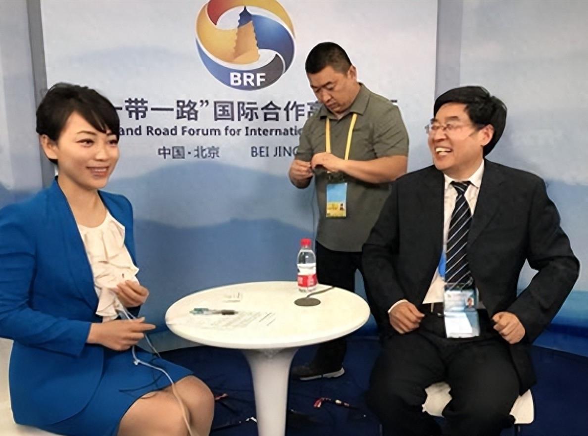 央视主播劳春燕:和丈夫分居16年,怀孕仍要上班,风光背后有心酸