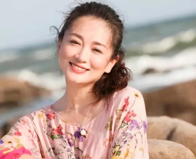 "碧游仙子"涓子:当红时退圈嫁人连生两子,如今47岁依旧很美