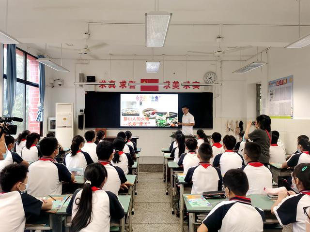 煮漂汤,搓冰粉,节水节能——彭山三中别样秋季"开学第一课"