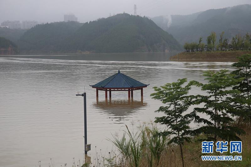 新华网发曹忠宏摄图为丹江口库区上游十堰市郧阳区段管道清理机怎么使用(1)