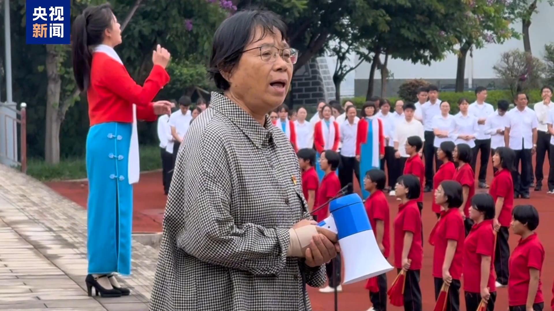张桂梅和华坪女高师生送给党的生日礼物