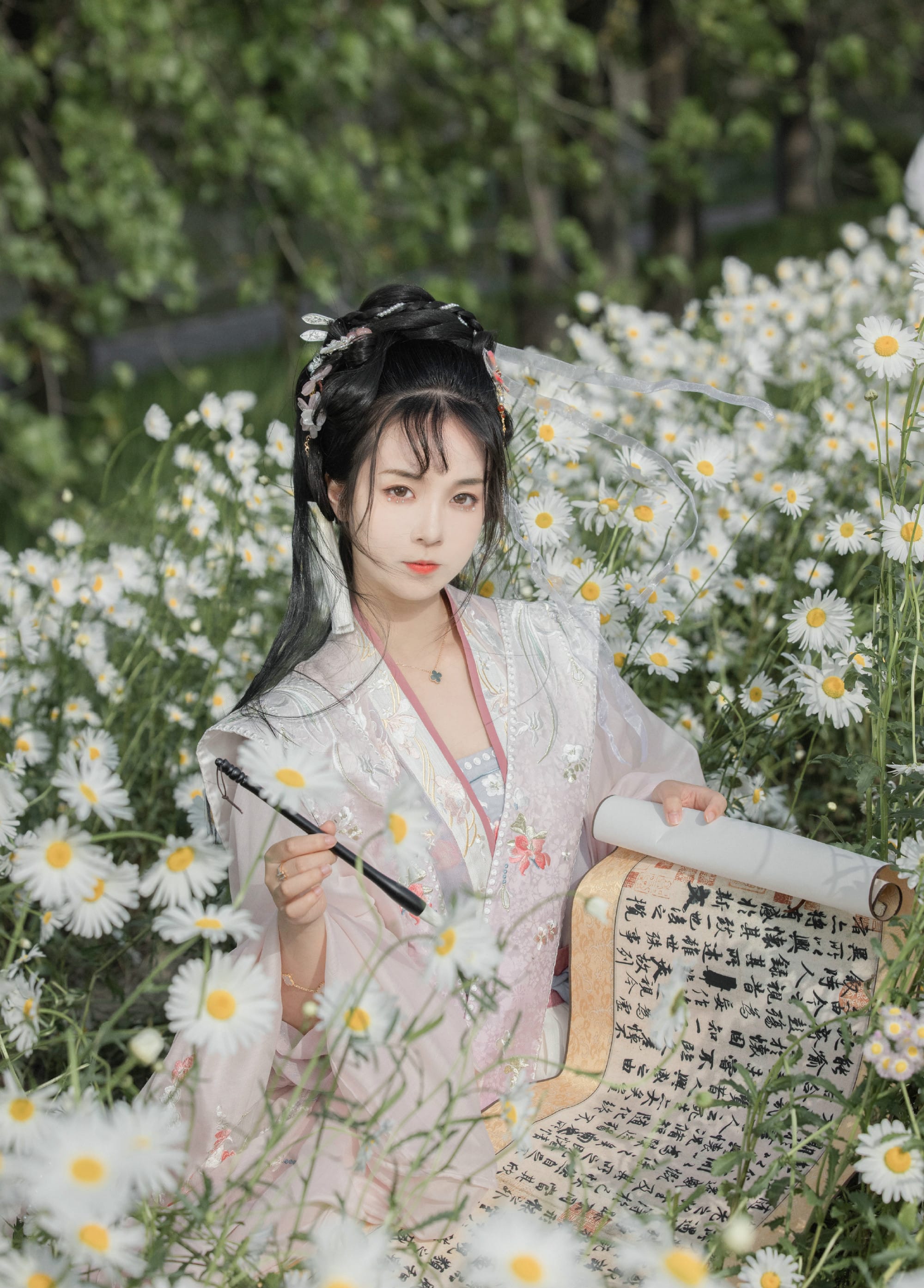 美女写真:娇媚小才女户外古风汉服美拍,花丛题诗放纸鸢