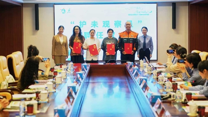 保护延伸到街头巷尾，外卖骑手有了新身份：普陀首批“护未观察员”上岗