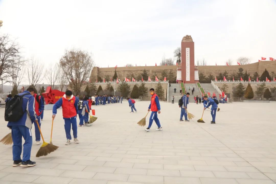 西吉中学300多名师生徒步26公里!去了这里!