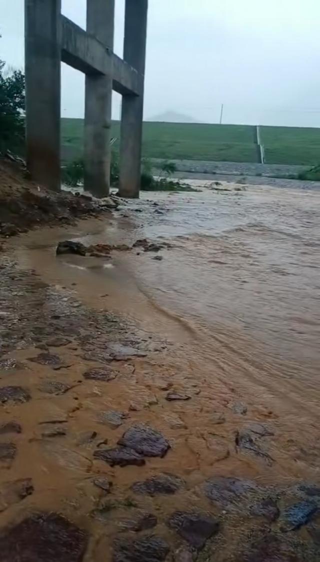 河南发生特大暴雨,无数人默默无闻地奋战在抗灾一线,向他们致敬