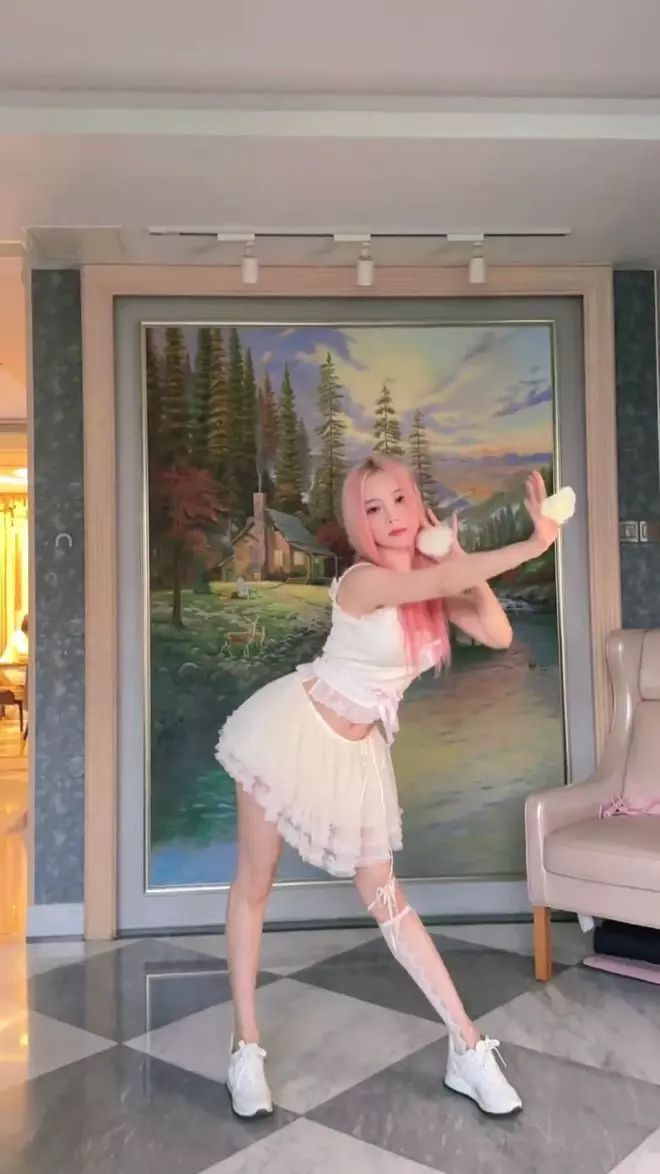 李小璐回归18岁?四十岁染粉色头发,跳舞秀性感身材惊艳全场