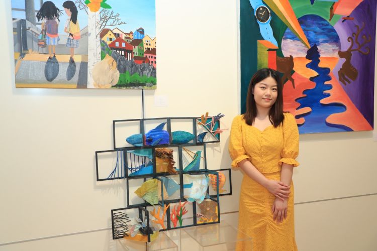 杨子妍2003年生于深圳,目前就读于美国纽约州艾玛威拉