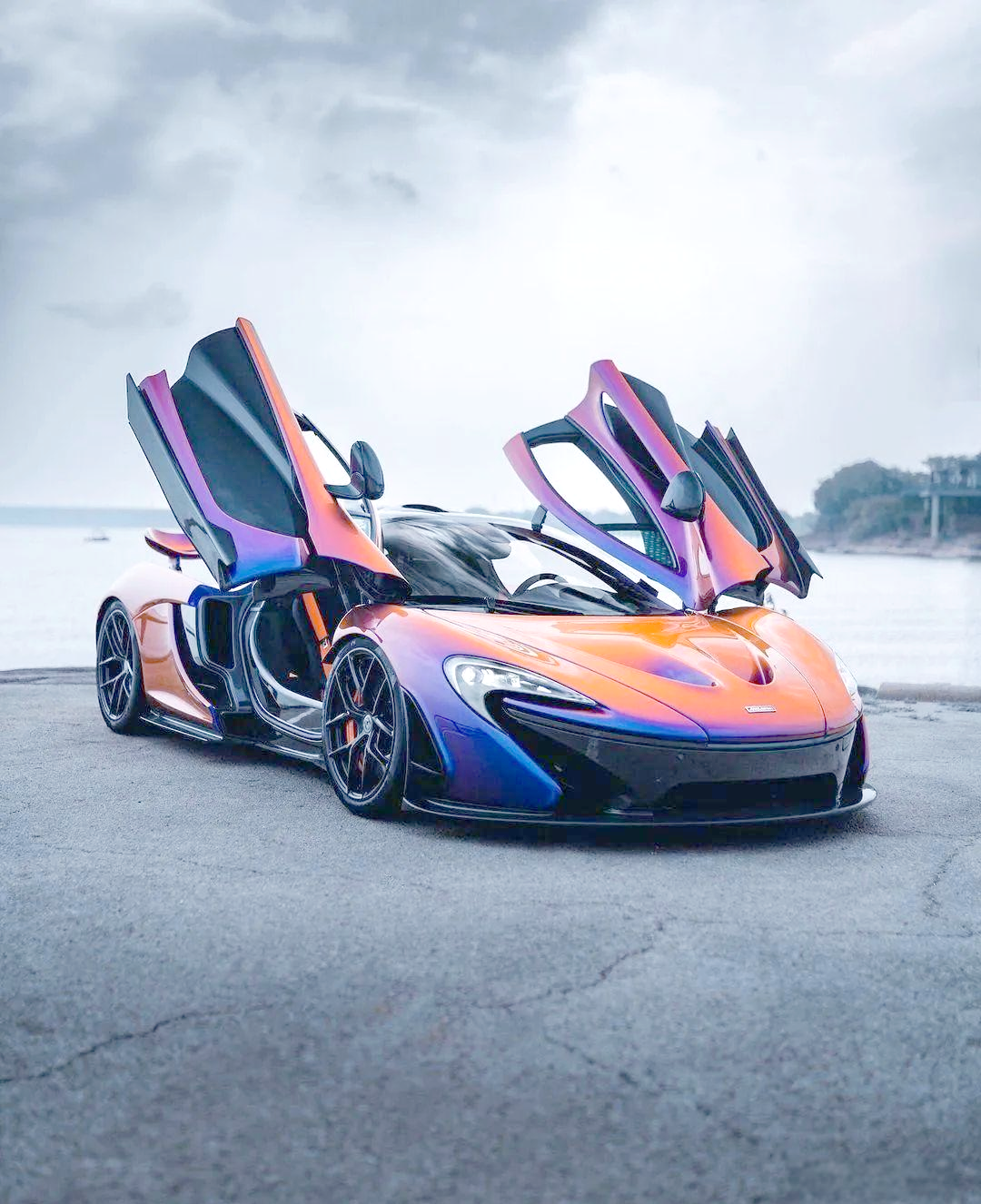 迈凯伦p1:限量版混合动力超级跑车,设计理念源于f1赛事