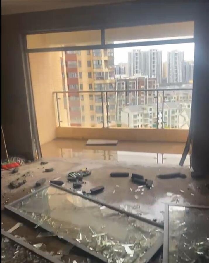 南昌大风坠亡事件楼栋多户阳台窗户被吹落住建局称业主加装的窗户有