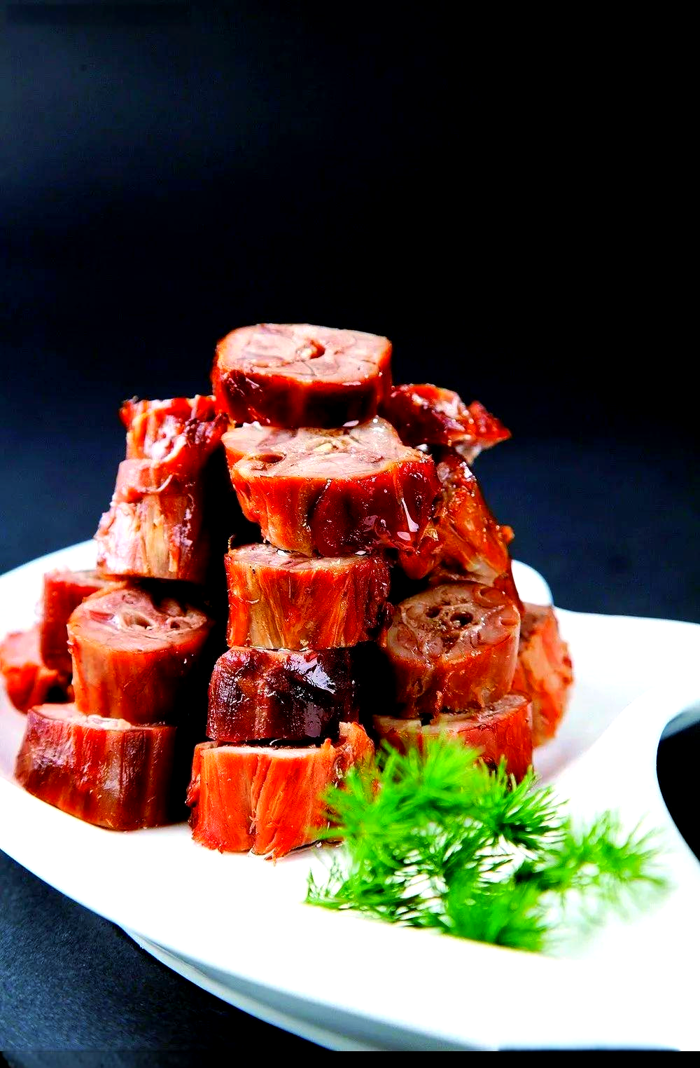 云南高原的麻辣美味:绝味鸭脖的故事