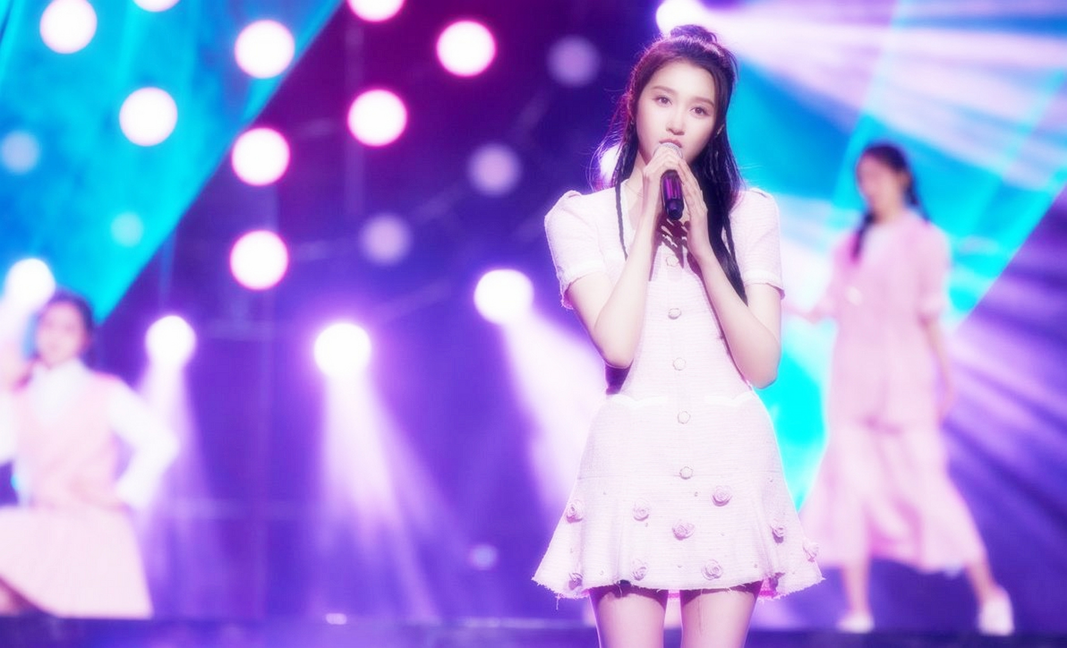 关晓彤五四晚会look粉红连衣裙精致甜美,有种回到韩星子的梦幻感.