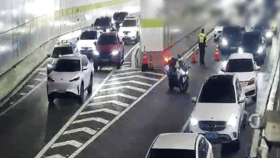 竟撞上警车？分心驾驶，危险就在走神那一秒……-有驾