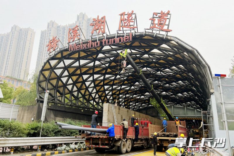 18日下午4时起梅溪湖隧道南往北借左洞通行