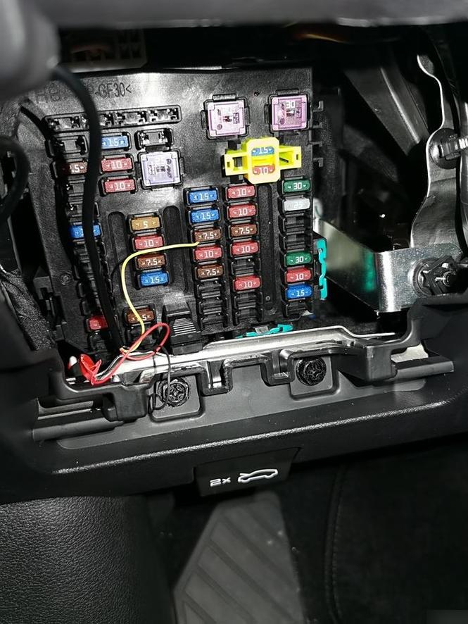 汽车保险盒acc位置和常电位置,还有车厢灯是常电吗?