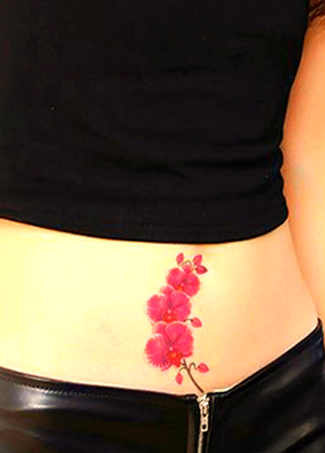 深入探索女生腹部纹身:设计与意义