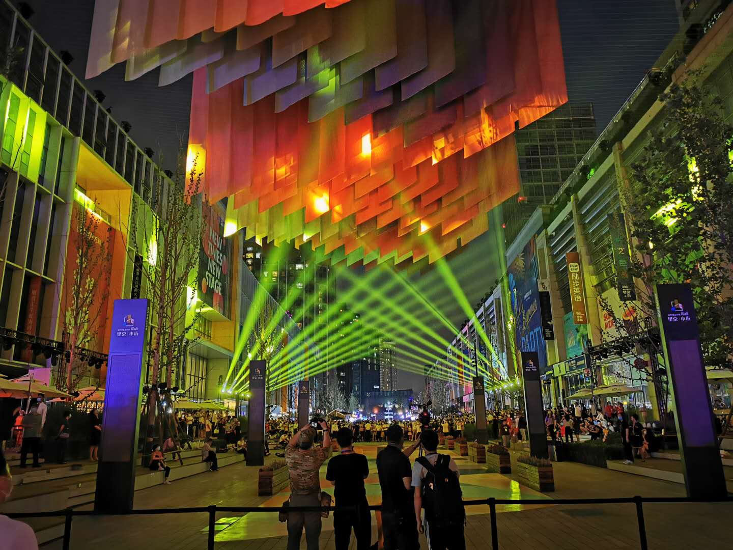 看老旧街区如何华丽转身:国际化商业街区——望京小街炫彩开街