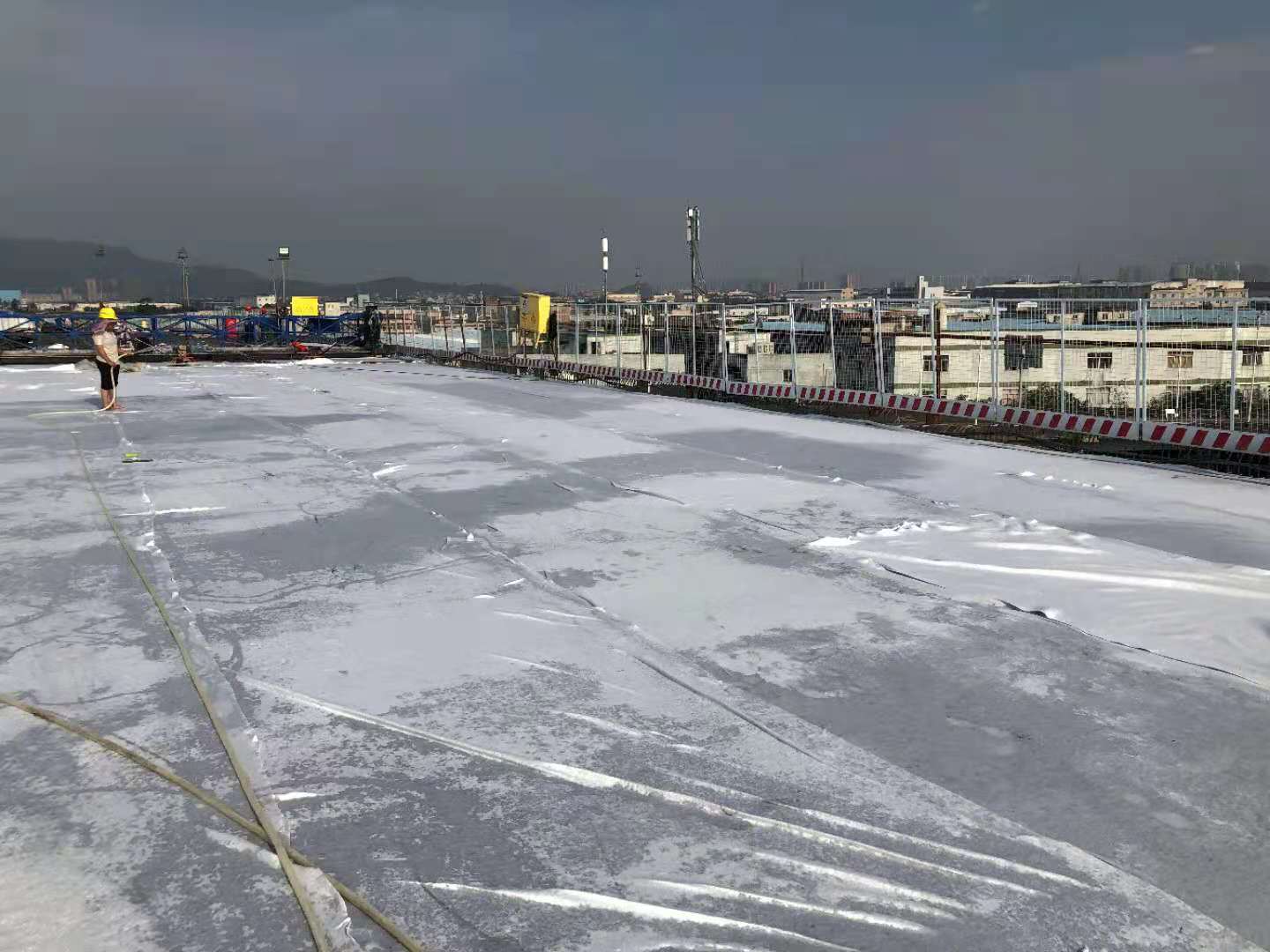 省重点工程龙翔大桥项目传好消息,桥面铺装施工正式拉开序幕