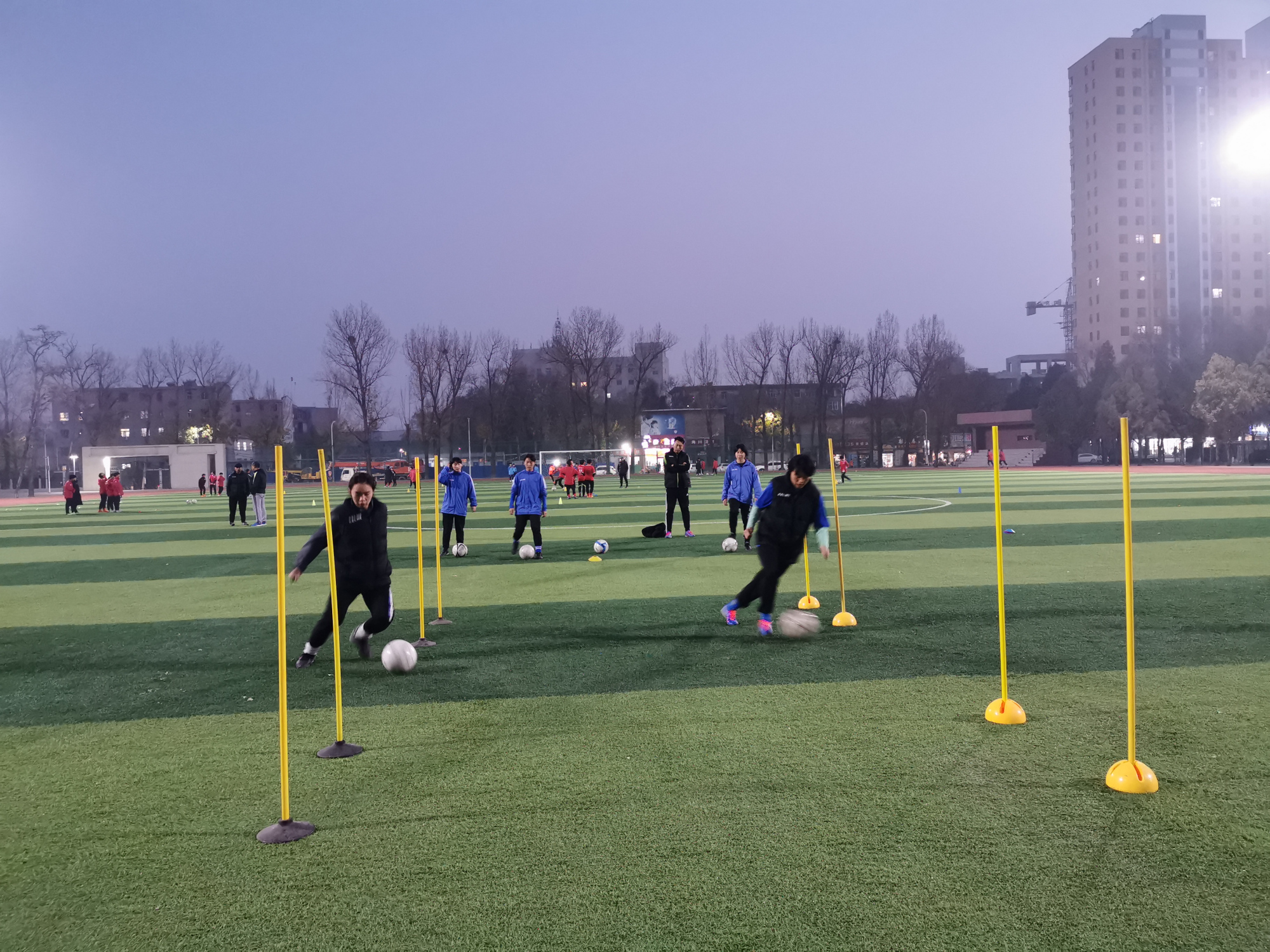 经纬中学的足球路
