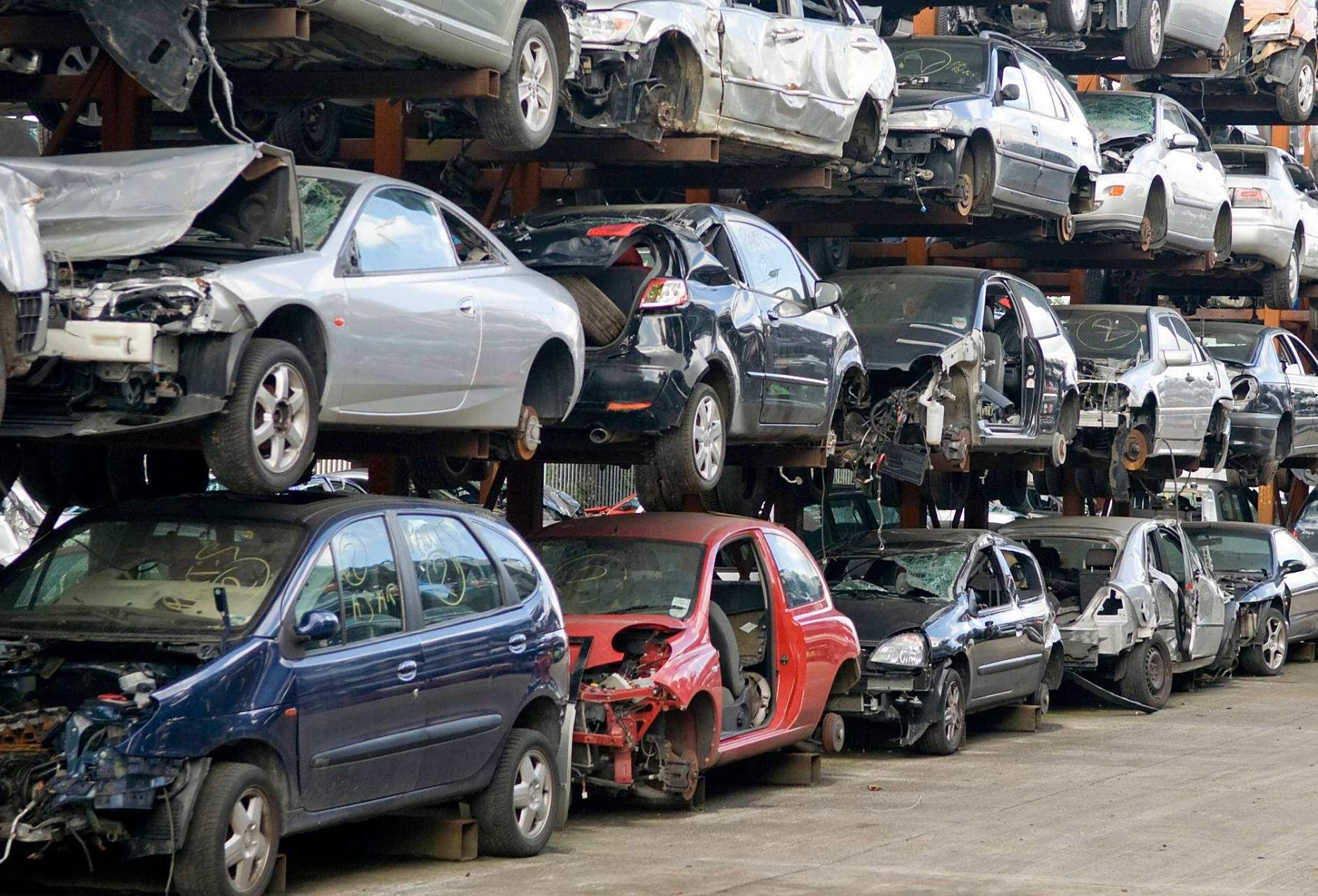 目前,全国有1200多家报废汽车拆解企业.