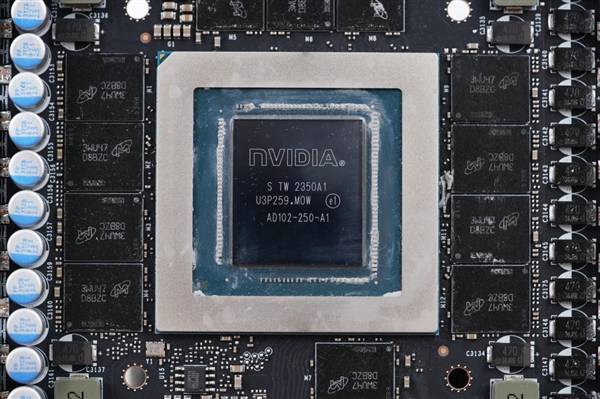 一台服务器塞进去八张RTX 5090!要价超38万元