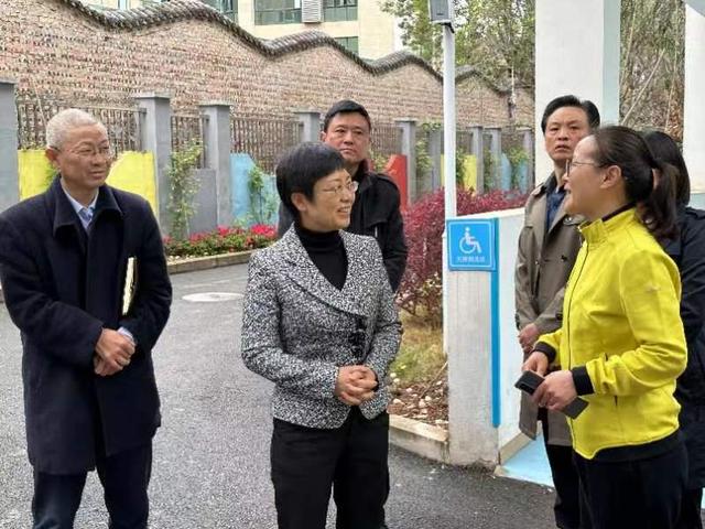 资阳市委常委周月霞到雁江督导学校食品安全工作